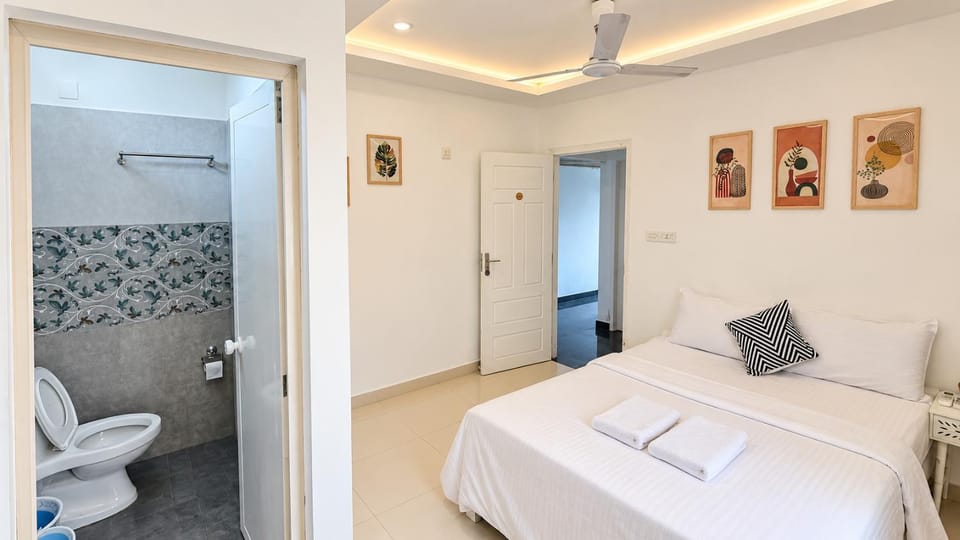 Toilet, Bed, Bathroom, Photo of the whole room, Bedroom, towels