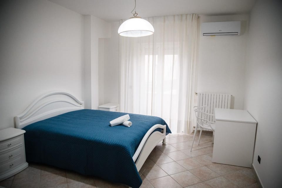 Bed, Photo of the whole room, internet, towels, air conditioner