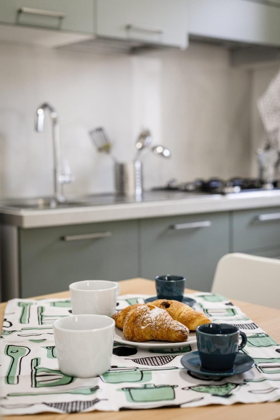 Coffee/tea facilities, Kitchen or kitchenette, Food and drinks, Dining area, Breakfast, minibar, stove
