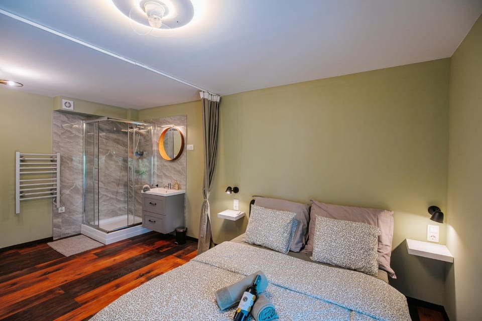 Bed, Bathroom, Photo of the whole room, Bedroom