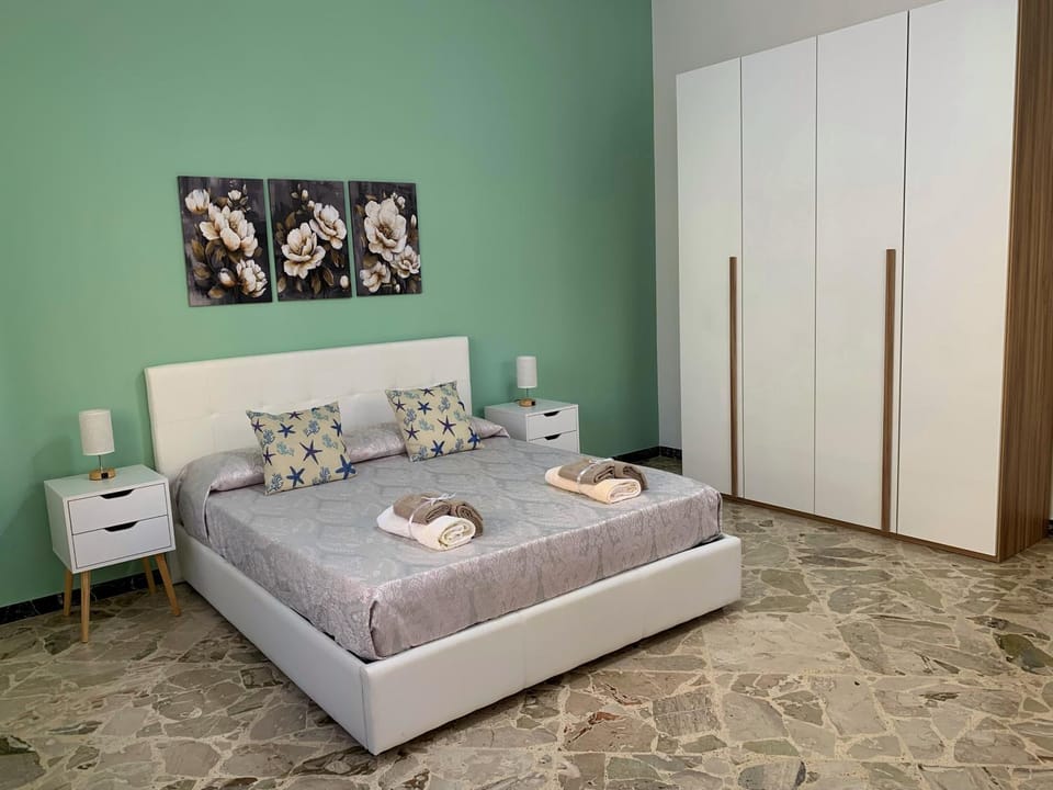 Photo of the whole room, towels, wardrobe