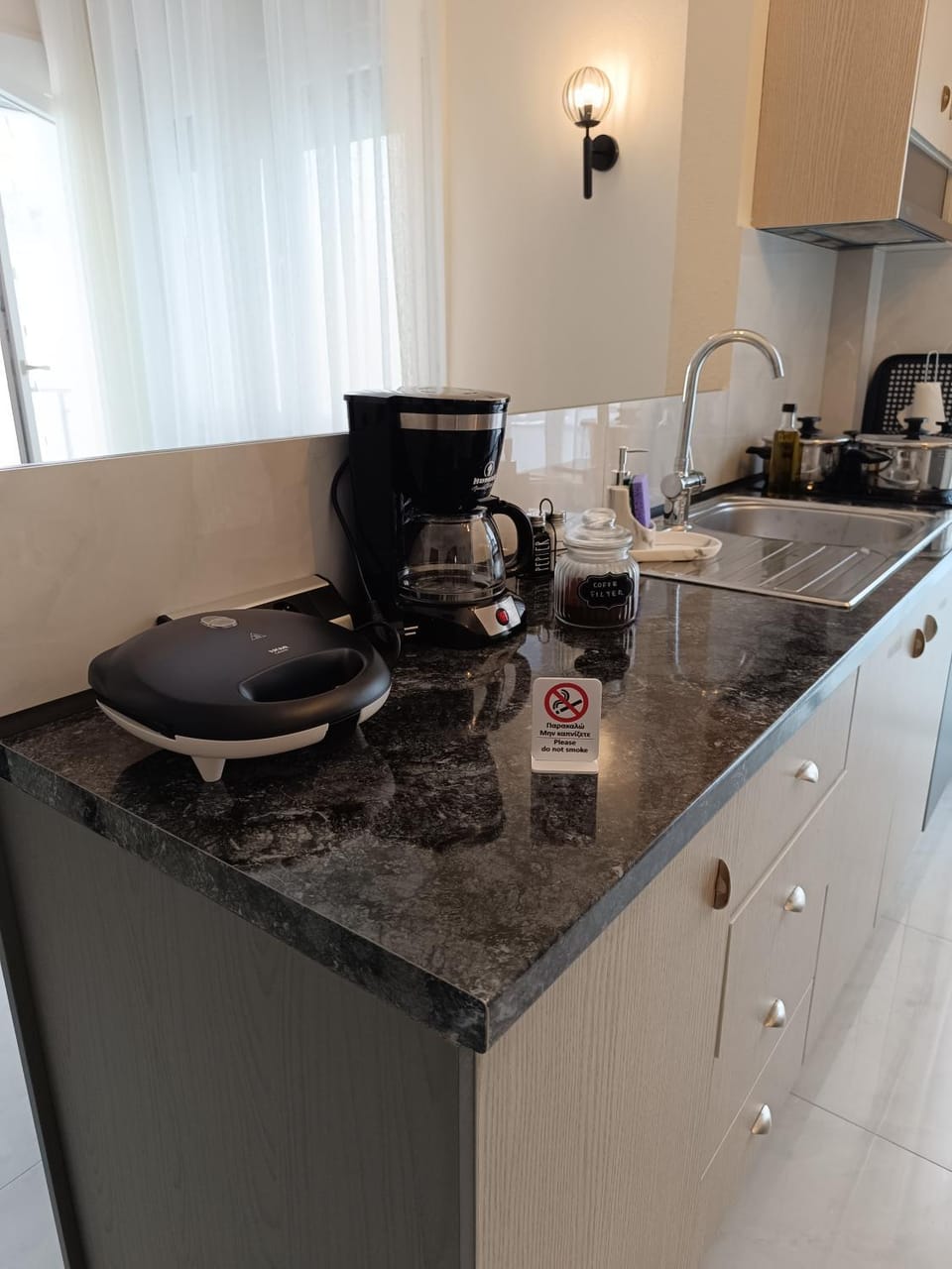 Coffee/tea facilities, Kitchen or kitchenette, stove, toaster