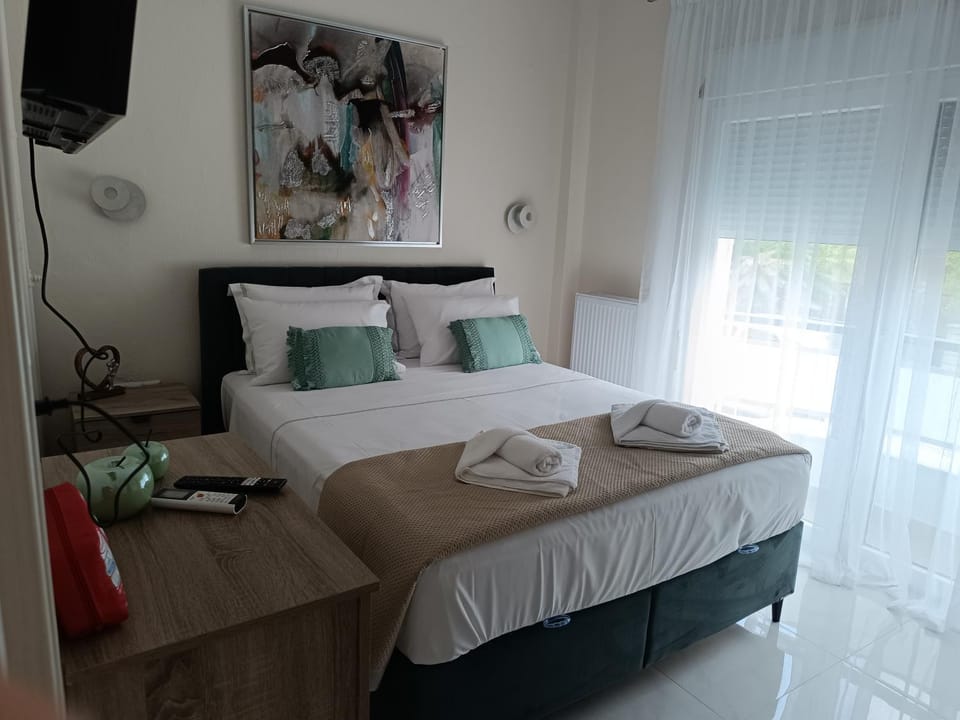 Bed, TV and multimedia, Photo of the whole room, Bedroom, towels