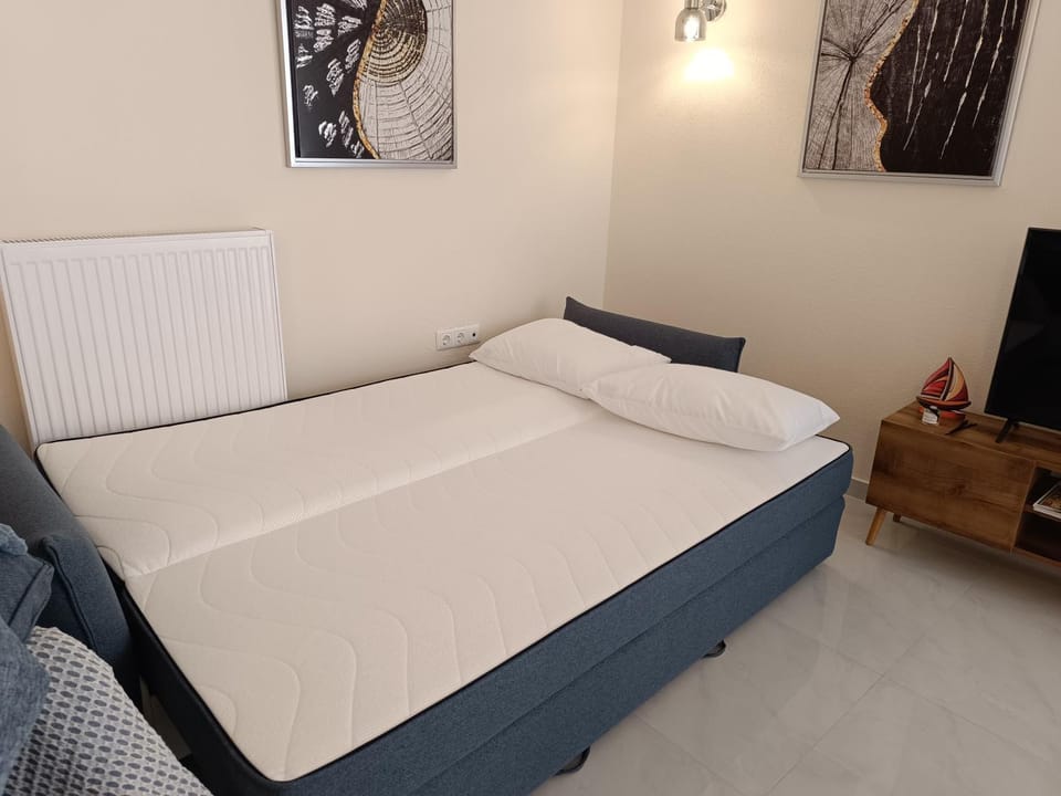 Bed, Living room, Seating area