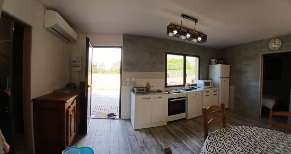 Kitchen or kitchenette, dishwasher, stove