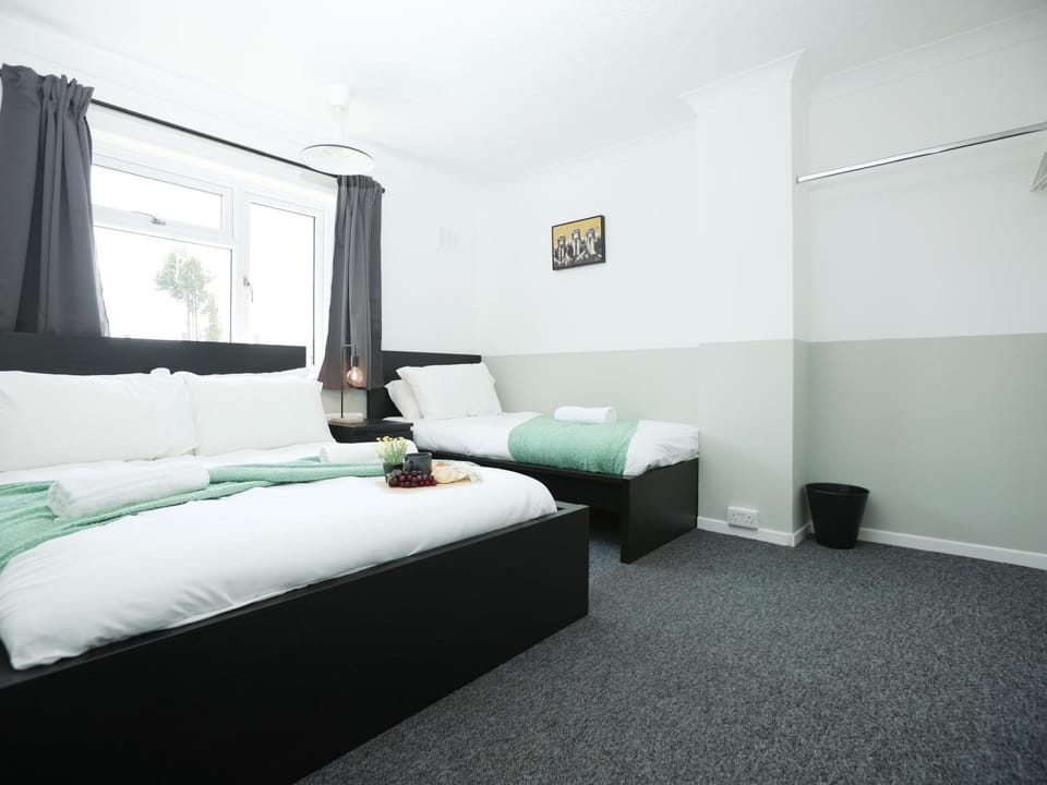 Bed, Photo of the whole room, Bedroom, heating, storage, towels