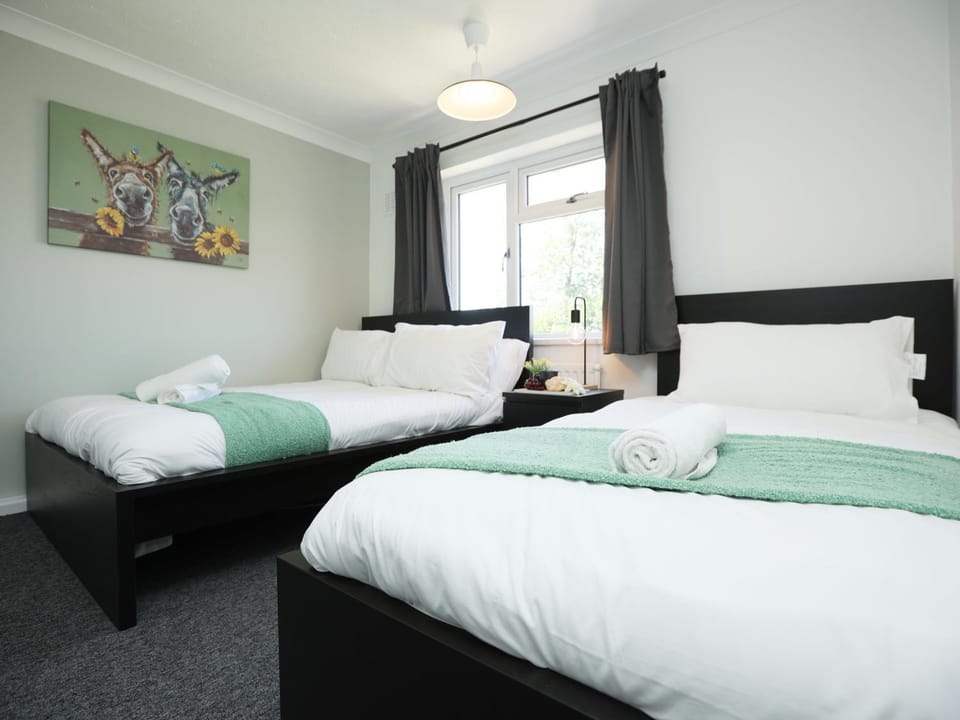 Bed, Photo of the whole room, Bedroom, heating, towels