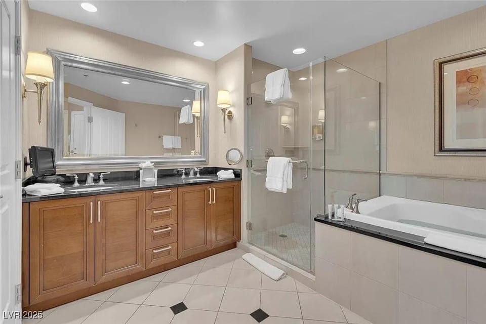 MGM High Floor Strip and Sphere View Apartment in Las Vegas Strip