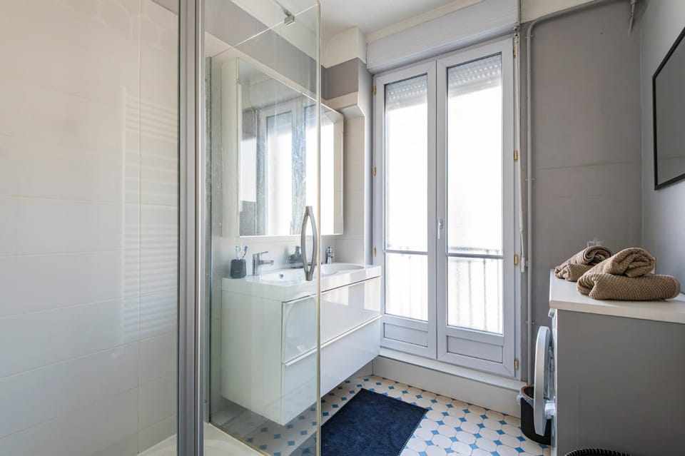 Bathroom, towels
