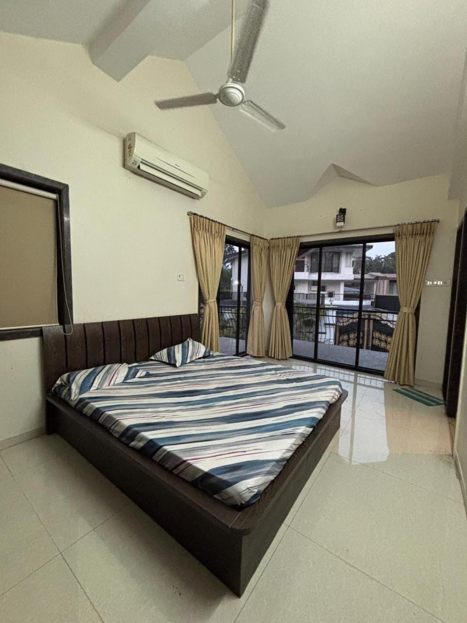 Bed, Photo of the whole room, Bedroom, air conditioner