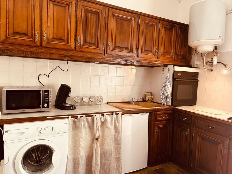 Kitchen or kitchenette, washing machine