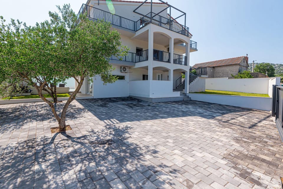 Property building, Facade/entrance