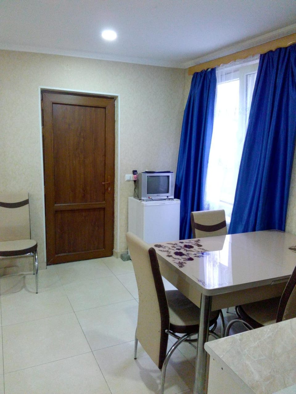 Kitchen or kitchenette, Seating area, Dining area