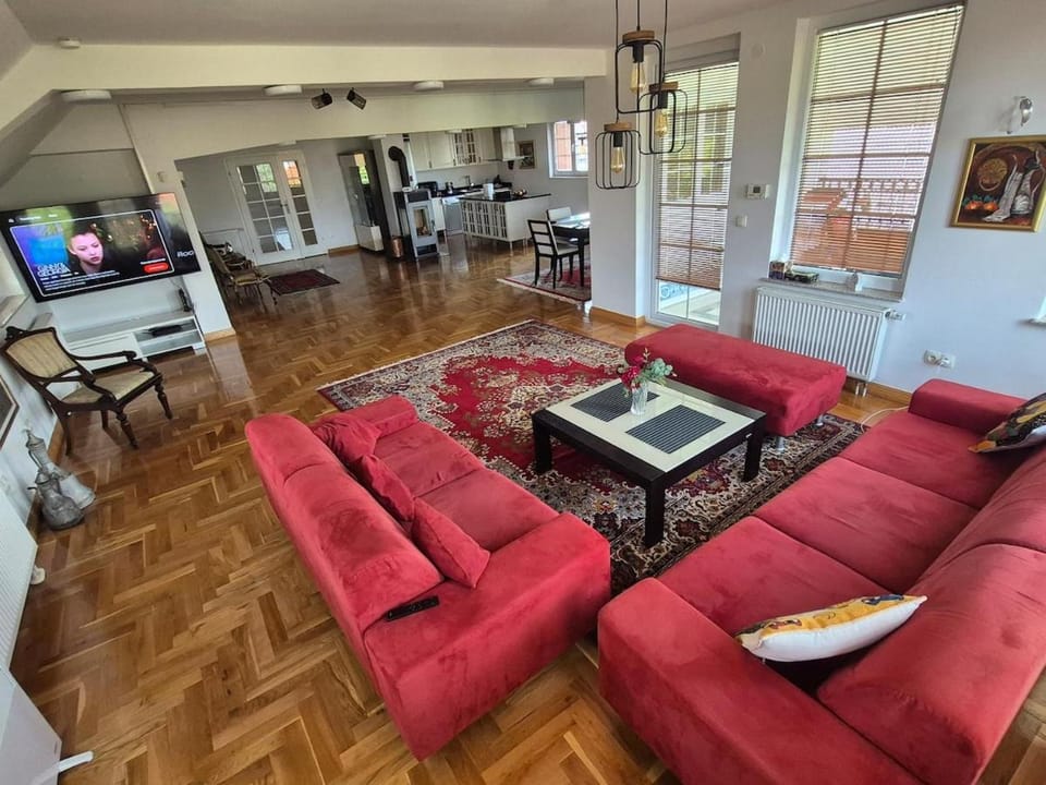 TV and multimedia, Kitchen or kitchenette, Living room, Seating area, fireplace