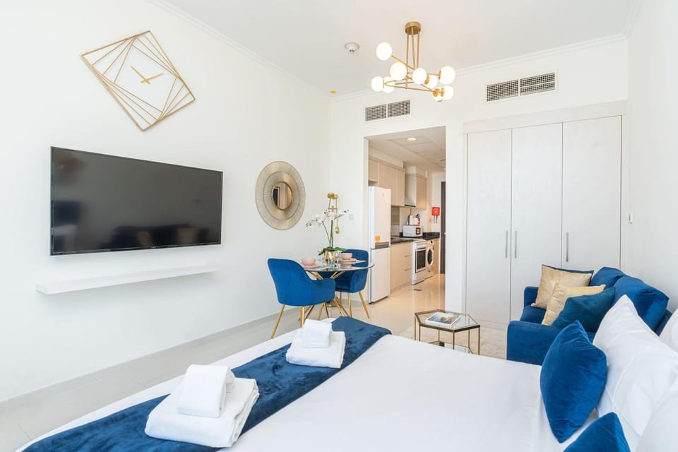 Bed, TV and multimedia, Kitchen or kitchenette, Living room, Seating area, Dining area, air conditioner