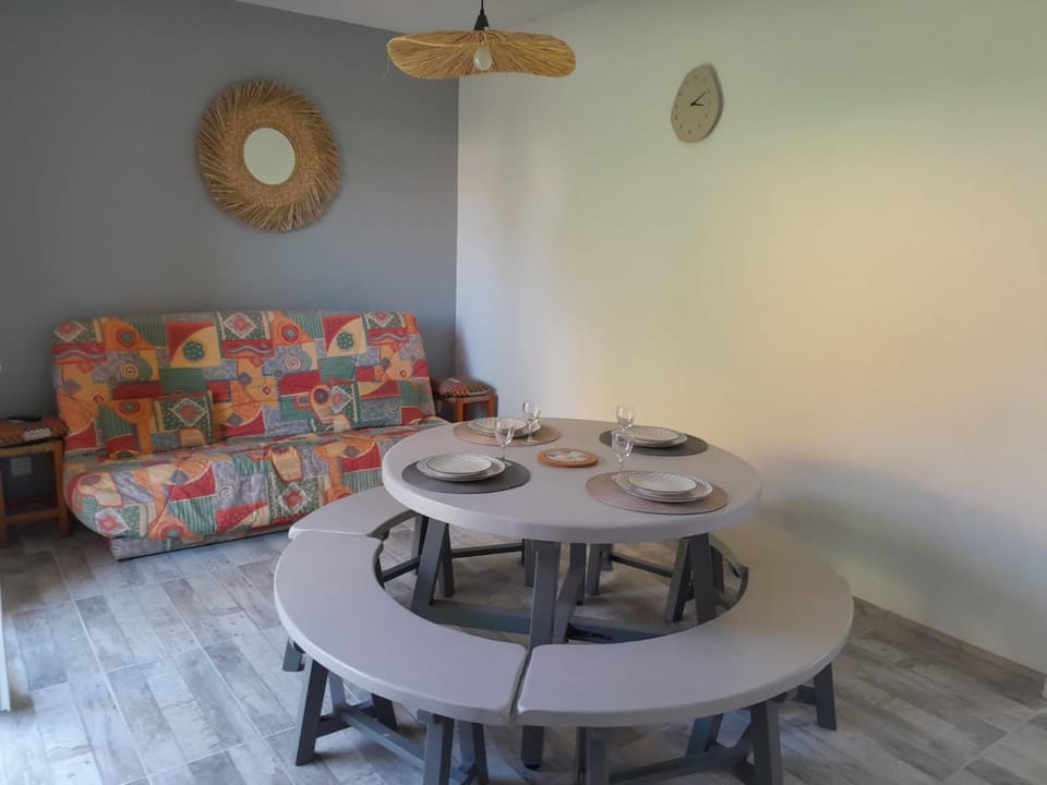 Bel appartement climatisé avec balcon 200m de la Plage Apartment in Narbonne