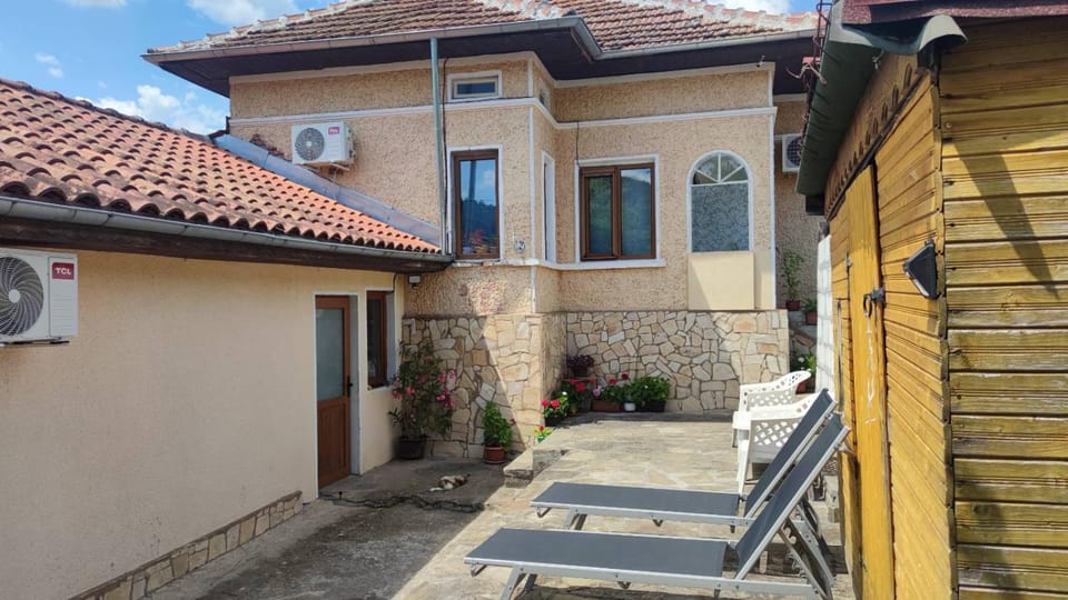 Property building, Patio, Day