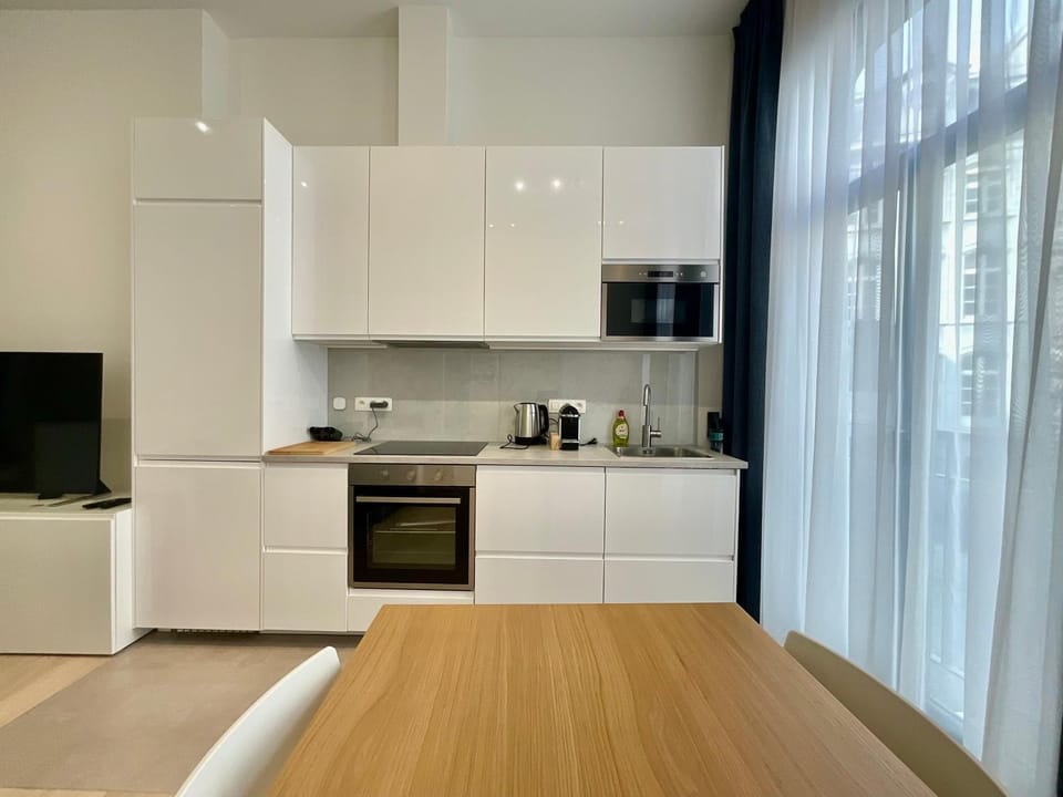 Coffee/tea facilities, oven, stove