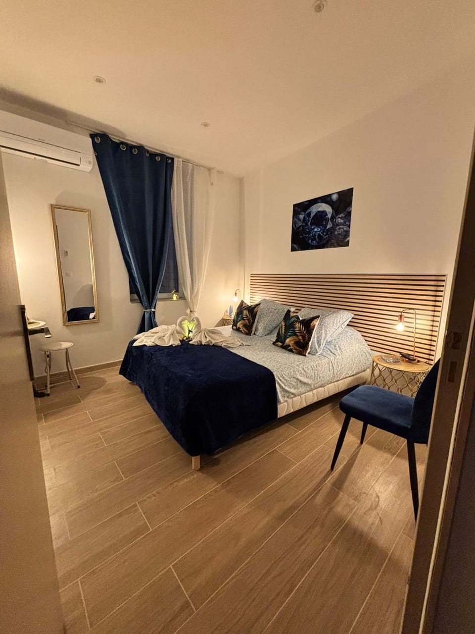 Bed, TV and multimedia, Photo of the whole room, Bedroom, towels