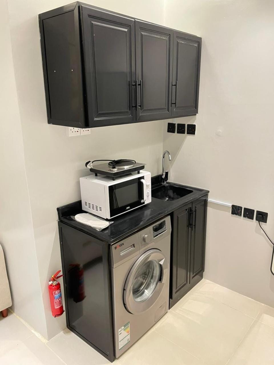 Kitchen or kitchenette, minibar, stove, washing machine, dryer