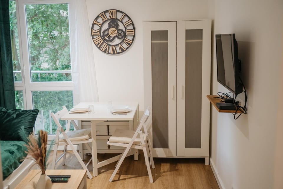 Escapade à deux ou en télétravail, Studio calme avec Parking gratuit, WiFi rapide, proche ligne 14, Paris centre et Aéroport d'Orly Apartment in Île-de-France