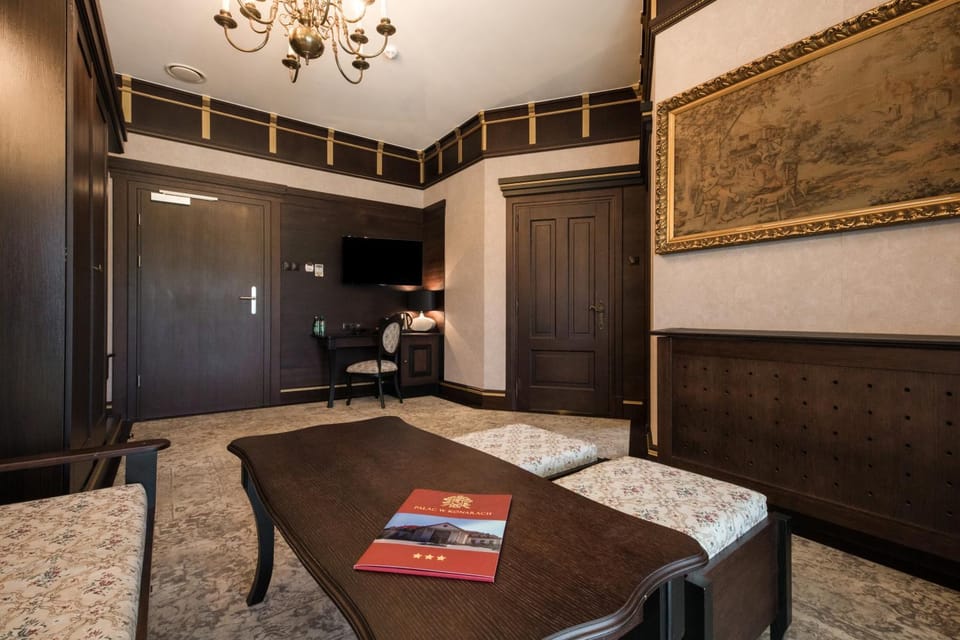 Bed, TV and multimedia, Living room, Photo of the whole room, Seating area