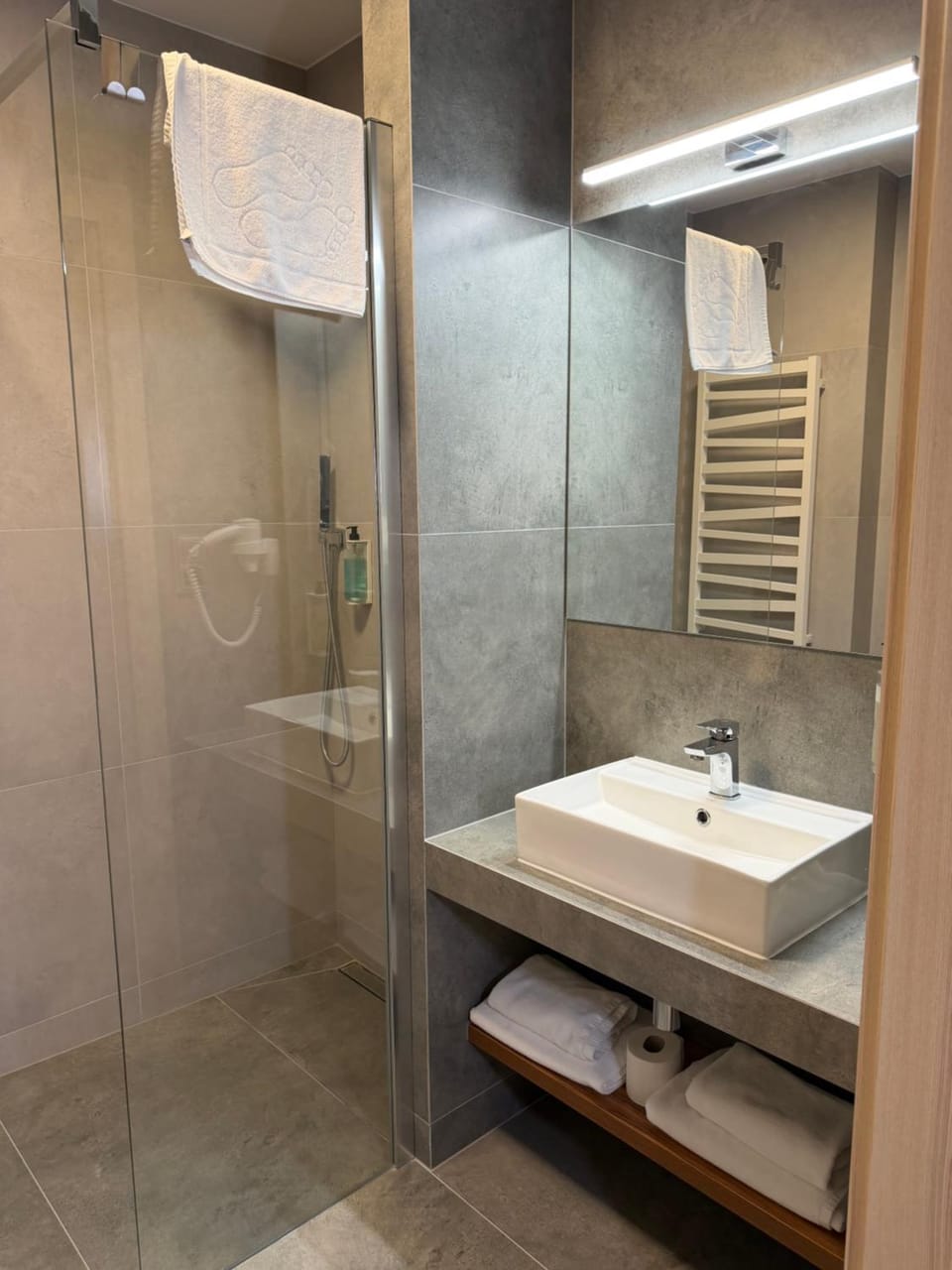 Shower, Bathroom, towels