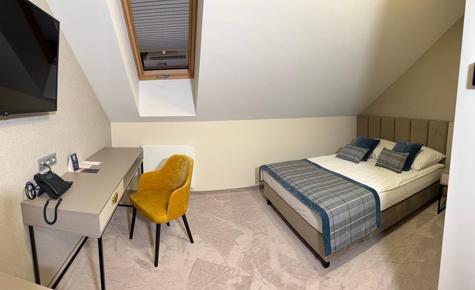 Bed, TV and multimedia, Photo of the whole room, Seating area, Bedroom