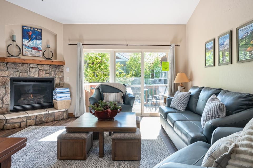TV and multimedia, Living room, Seating area, fireplace