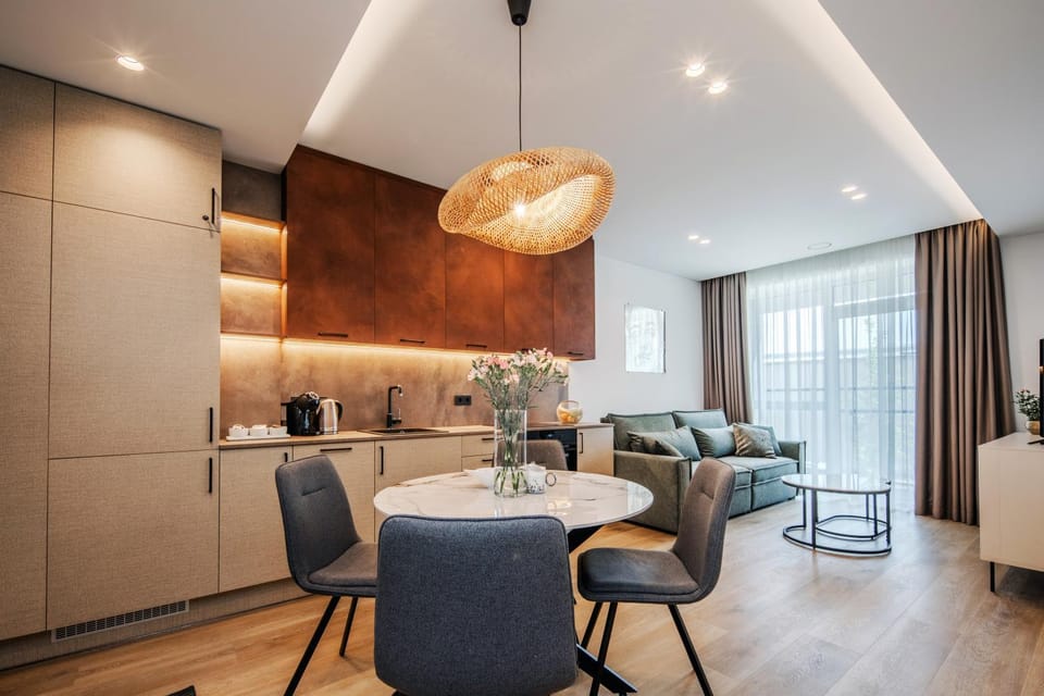Kitchen or kitchenette, Living room, Seating area, Dining area
