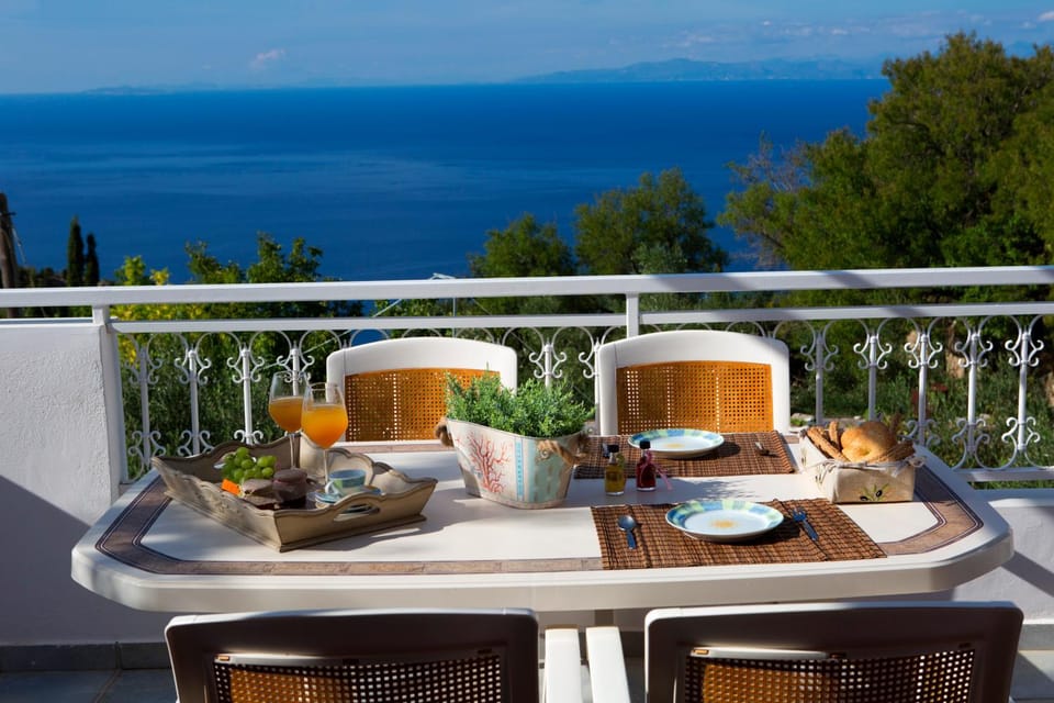 Coffee/tea facilities, Balcony/Terrace, Dining area, Garden view, Sea view