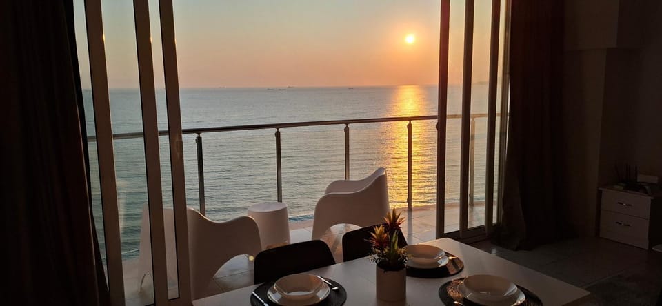 View (from property/room), Balcony/Terrace, Living room, Dining area, Sea view, Sunset