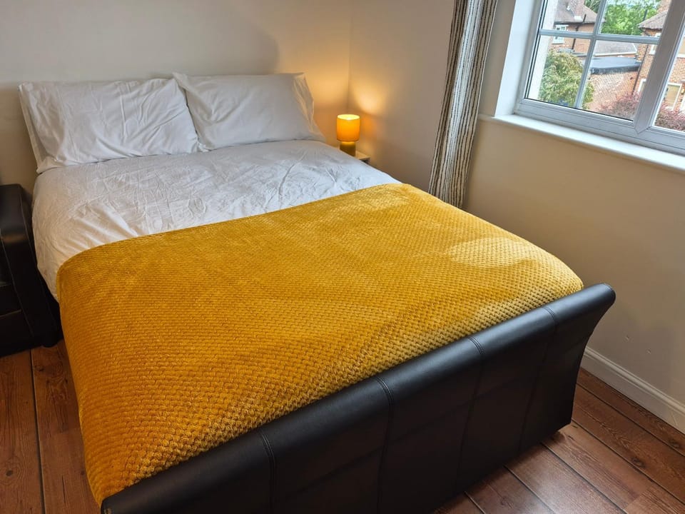 Entire apartment for 2-3 people free parking Apartment in England