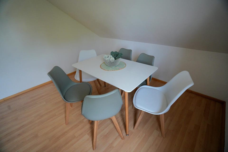 Seating area, Dining area