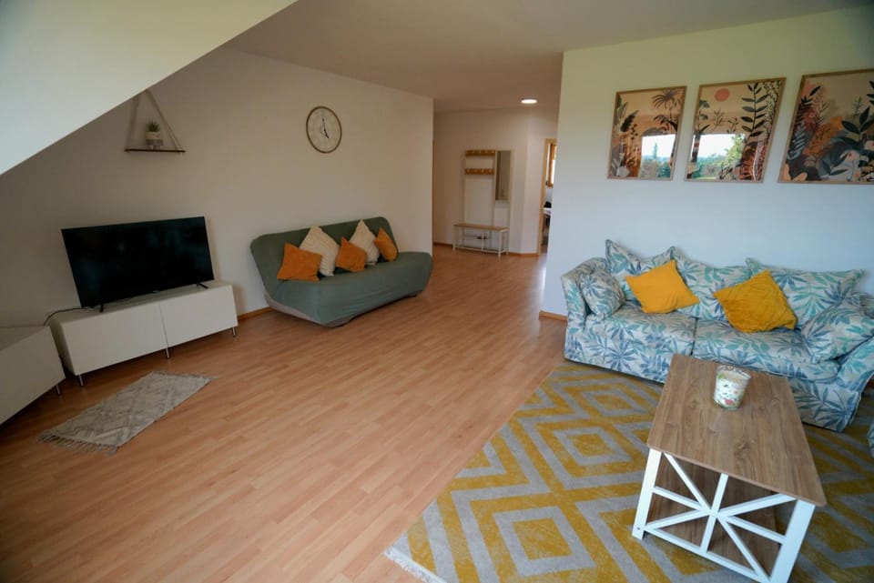 Communal lounge/ TV room, TV and multimedia, Living room, Seating area, Evening entertainment