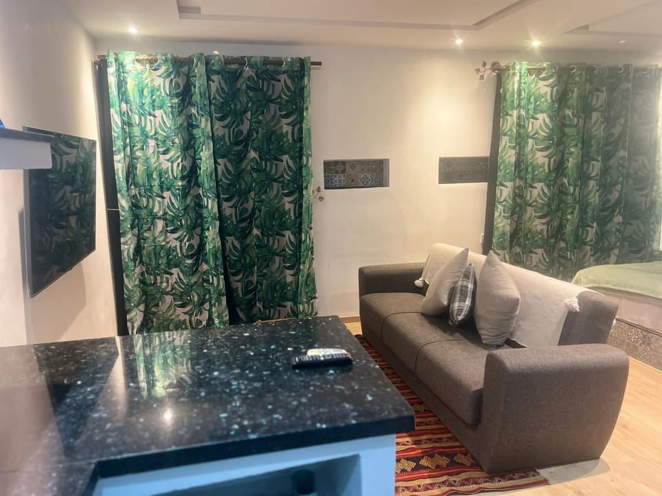 Studio avec SDB salon tele kitchenette privé dans une villa piscine, calme et commodités Apartment in Marrakesh