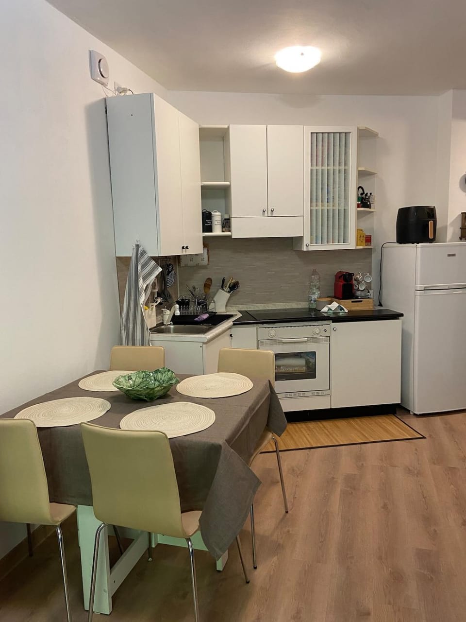 Kitchen or kitchenette, Dining area, stove