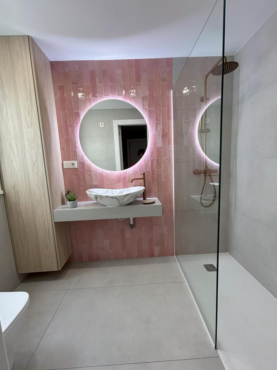 Shower, Toilet, Bathroom, towels