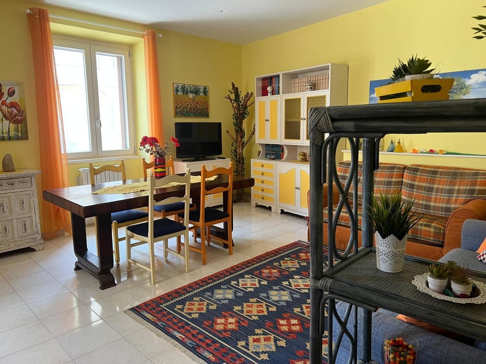 Communal lounge/ TV room, Living room, Seating area, Evening entertainment