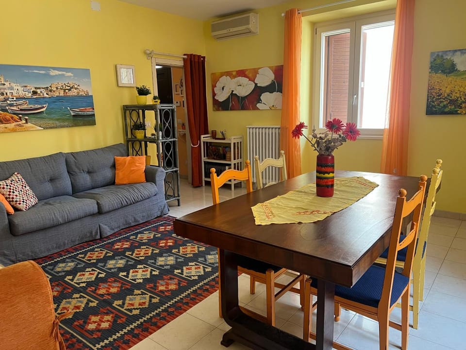 Communal lounge/ TV room, Living room, air conditioner