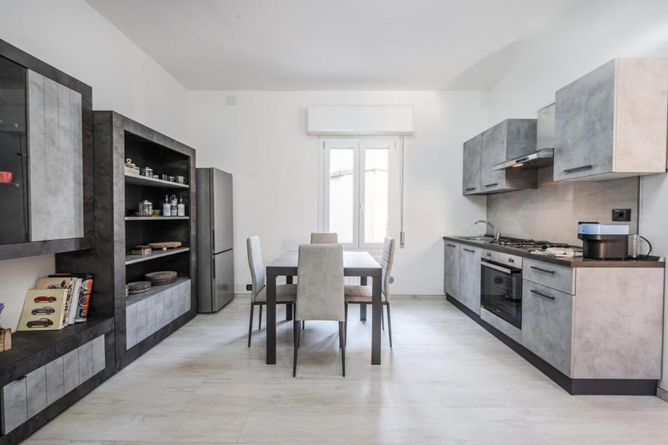 Kitchen or kitchenette, Dining area, oven