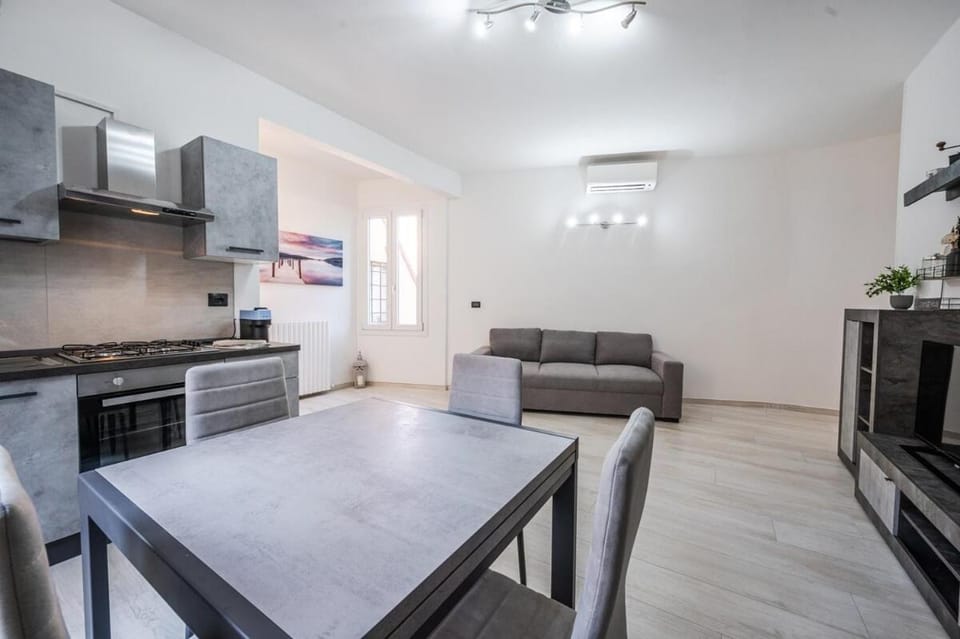 TV and multimedia, Kitchen or kitchenette, Dining area, stove