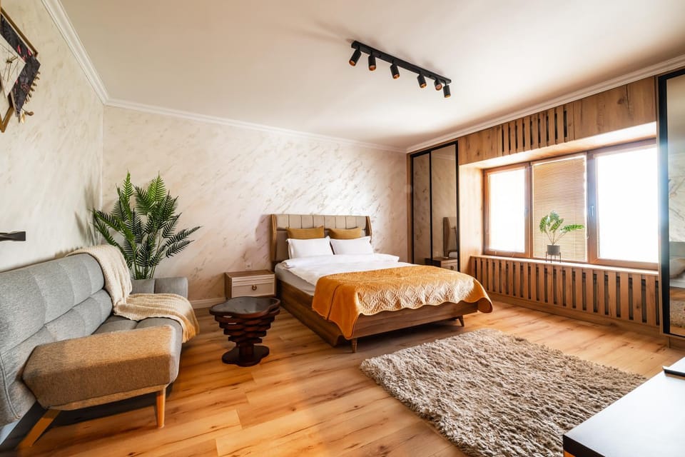 Bed, Seating area, Bedroom