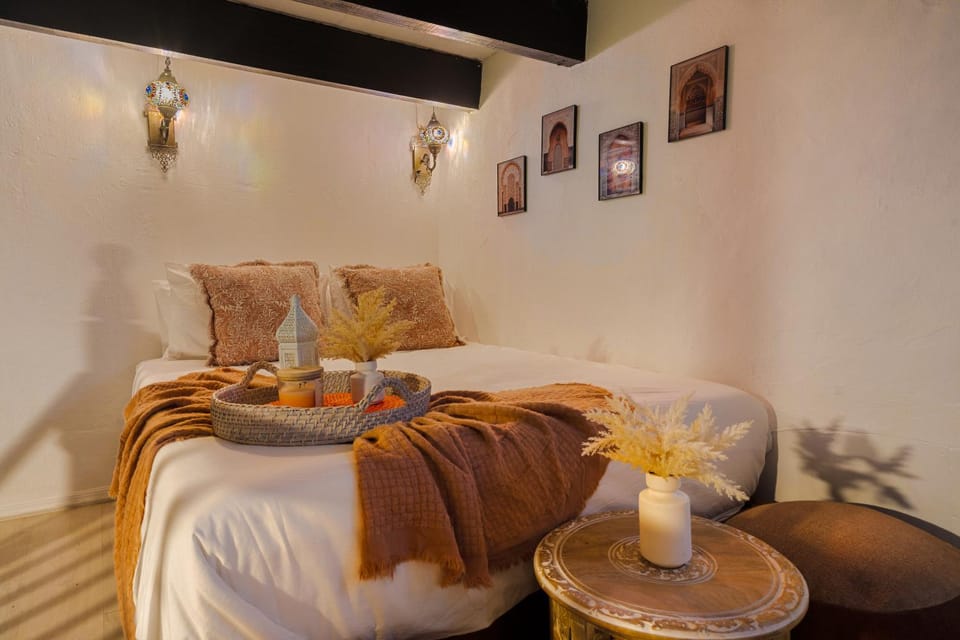 Bed, Living room, Photo of the whole room, Seating area, Bedroom