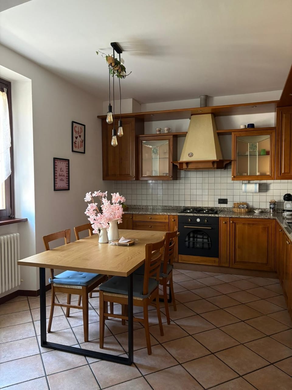 Kitchen or kitchenette, Dining area, stove