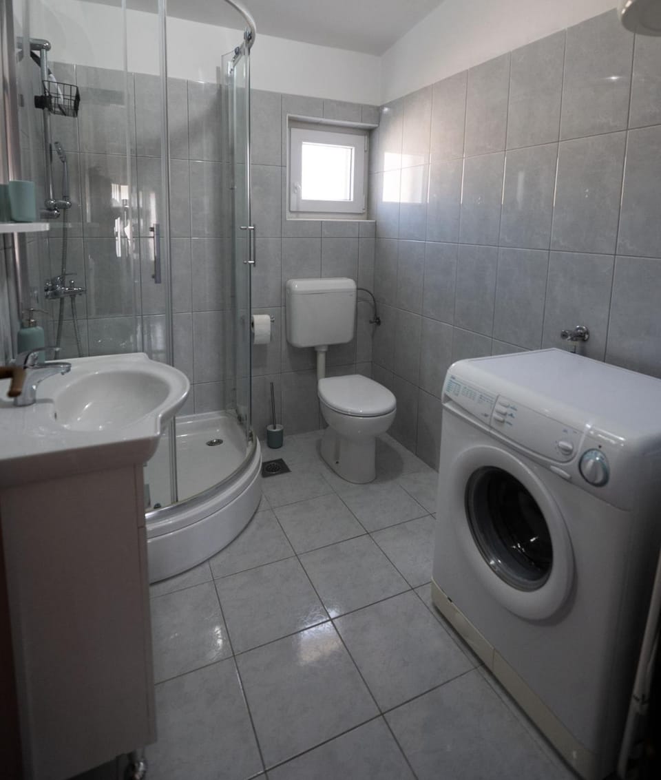 Shower, Toilet, Bathroom, washing machine