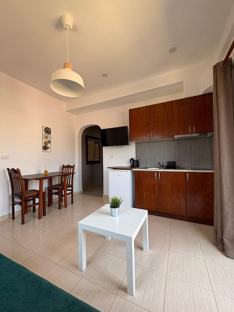TV and multimedia, Coffee/tea facilities, Kitchen or kitchenette, Living room, Seating area, Dining area