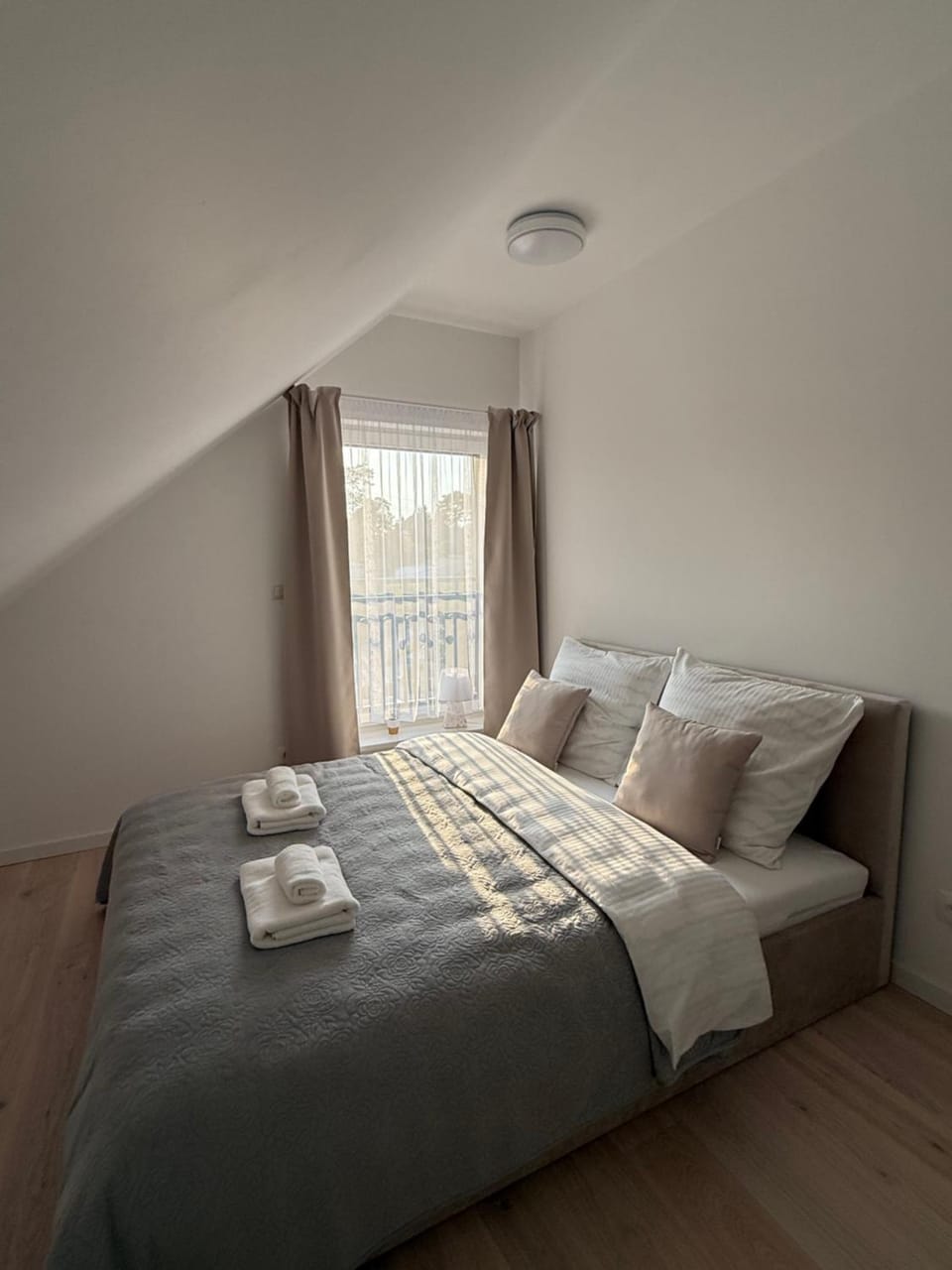 Bed, Bedroom, towels