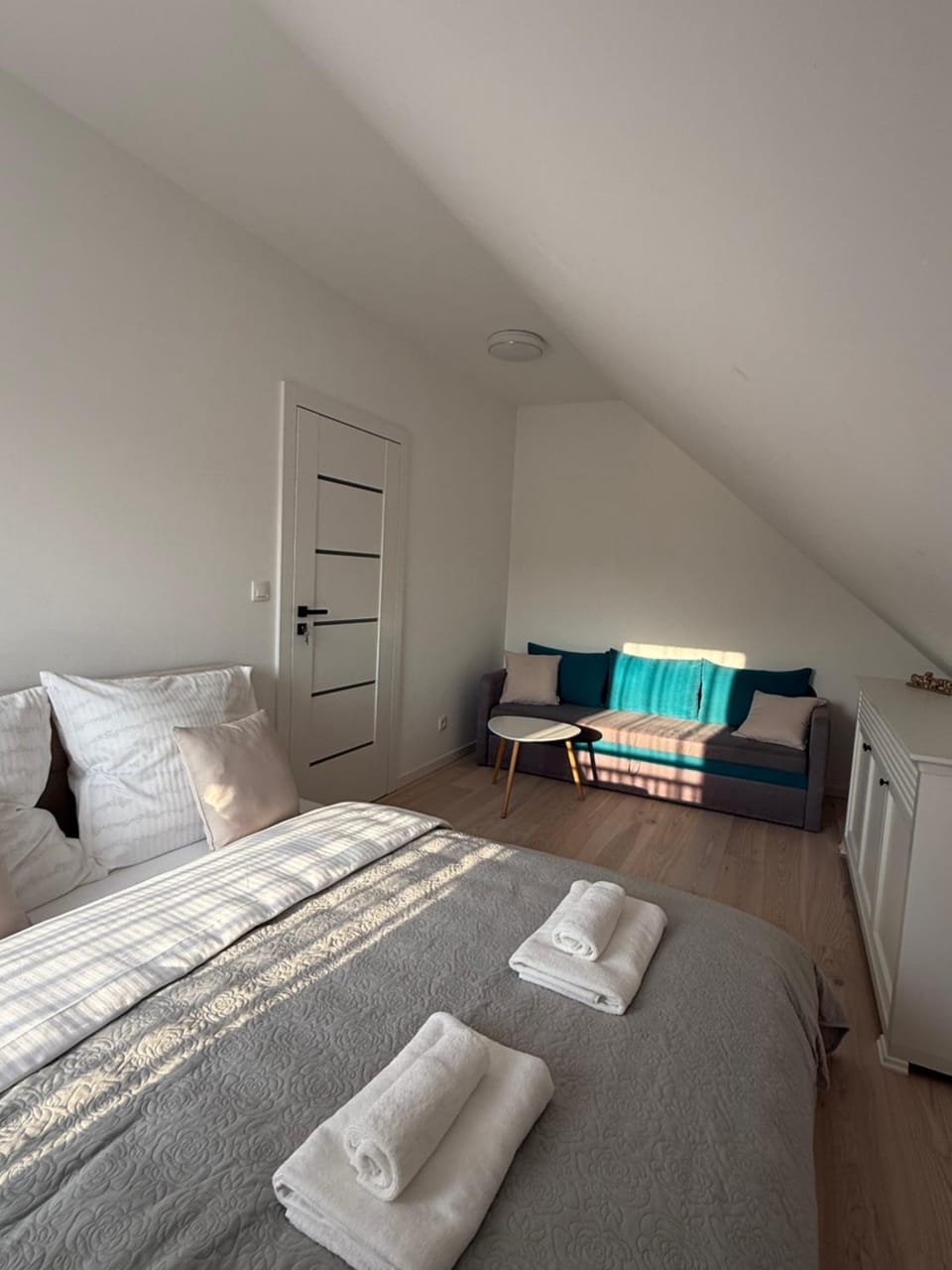Bed, Bedroom, towels