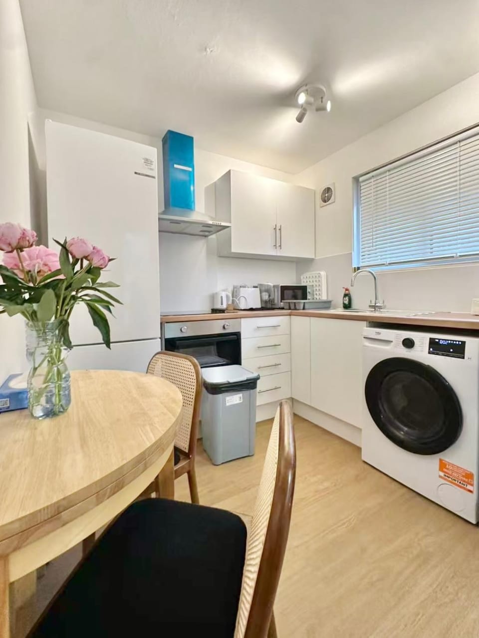 Kitchen or kitchenette, Living room, Seating area, Dining area, toaster